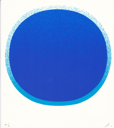 Blauer Kreis mit hellem Kranz auf weiß